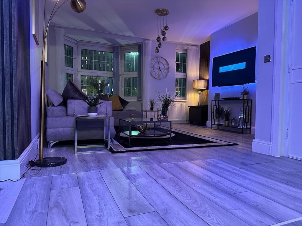 Lush Jacuzzi Apartment 2 Bedrooms with Balcony & Parking - Ferienwohnung
