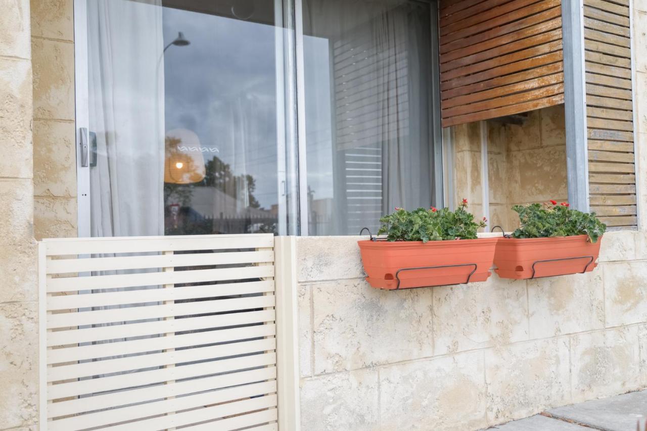 Fremantle Beach Pad - ocean front, cafes, bars - Bed and Breakfast South Fremantle