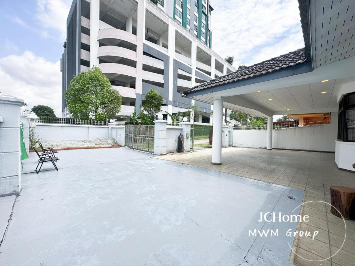 Molek house 12pax KTV BBQ - B&B