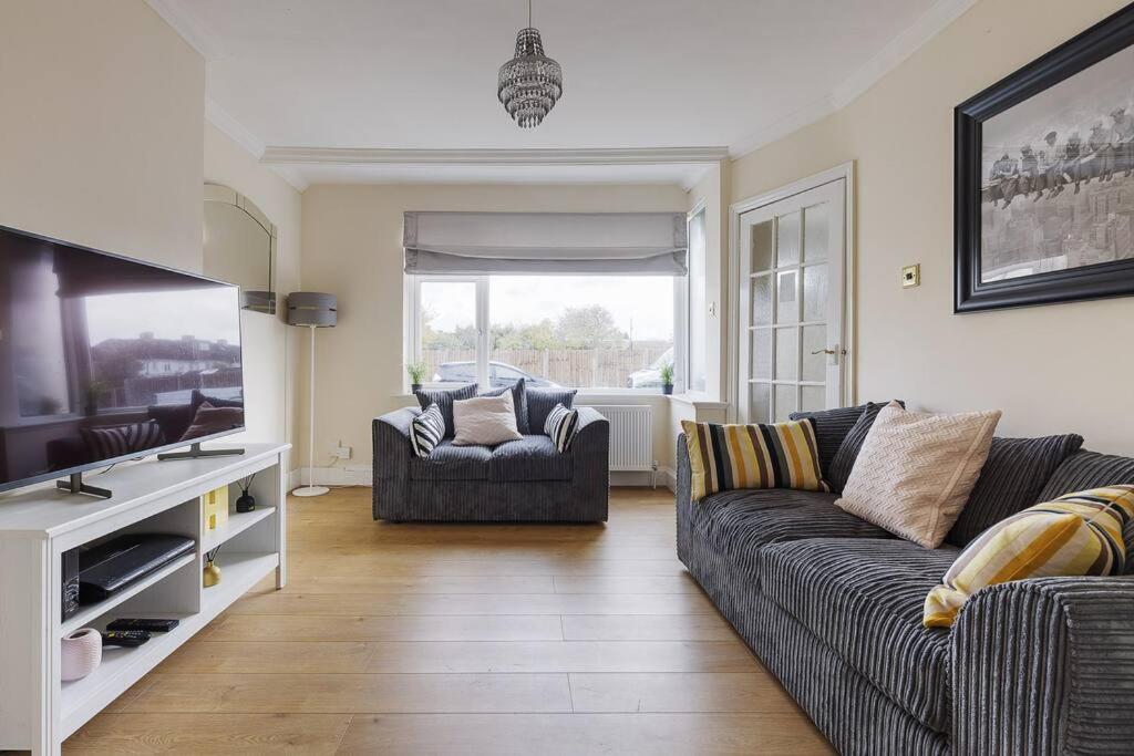 Modern 4 bedroom house in Heathrow, London - Ferienwohnung