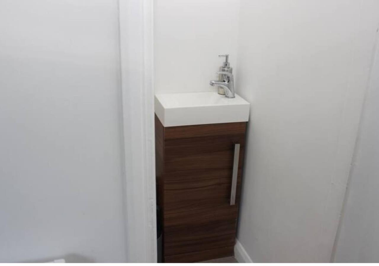 Newly Refurbished 3 Bed 2.5 Bath House in Staines - B&B