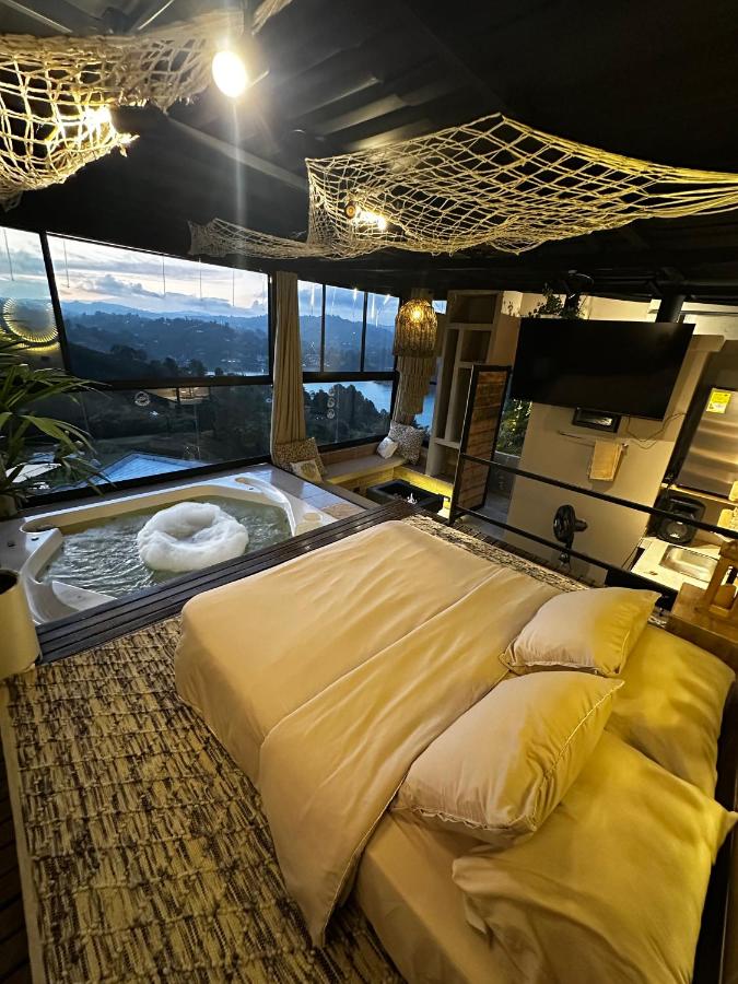 Queen Suite with Spa Bath