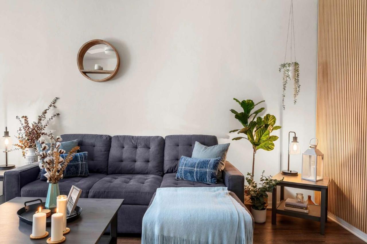 Stylish & Renovated Modern Farmhouse Boutique Apt - Bed and Breakfast