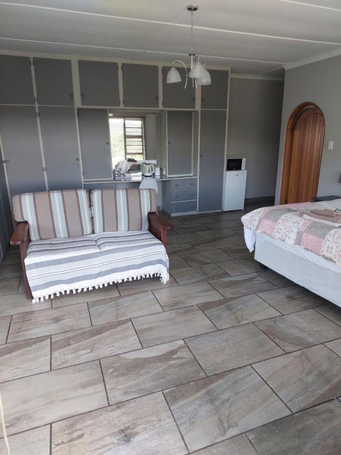 Zimmer mit Queensize-Bett und Balkon