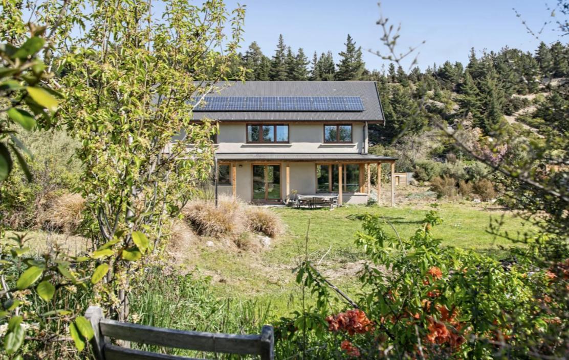 Unique strawbale eco-home, mountain views - B&B