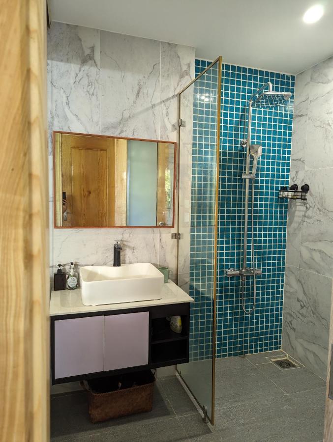 Chambre Lit Queen-Size - Vue sur Piscine