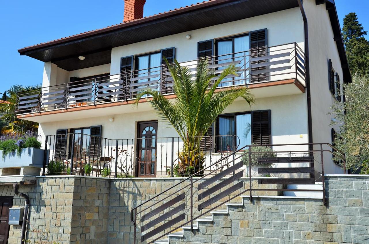 Appartamento con 2 Camere da Letto, Terrazza e Vista Mare
