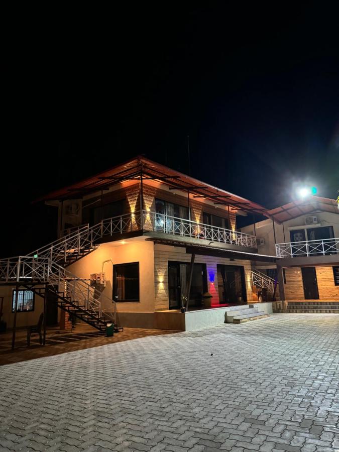 Suites by the Glasswater homestay - Ferienwohnung Kalliānpur