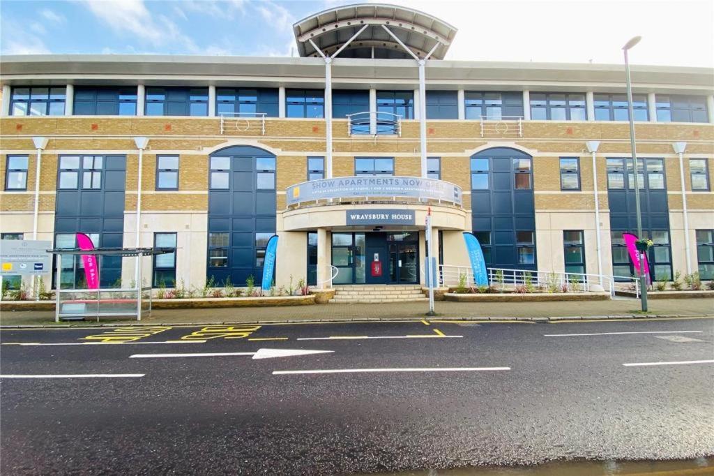 1 bed apartment in the heart of Staines town centre - Chambres d'hôtes Staines