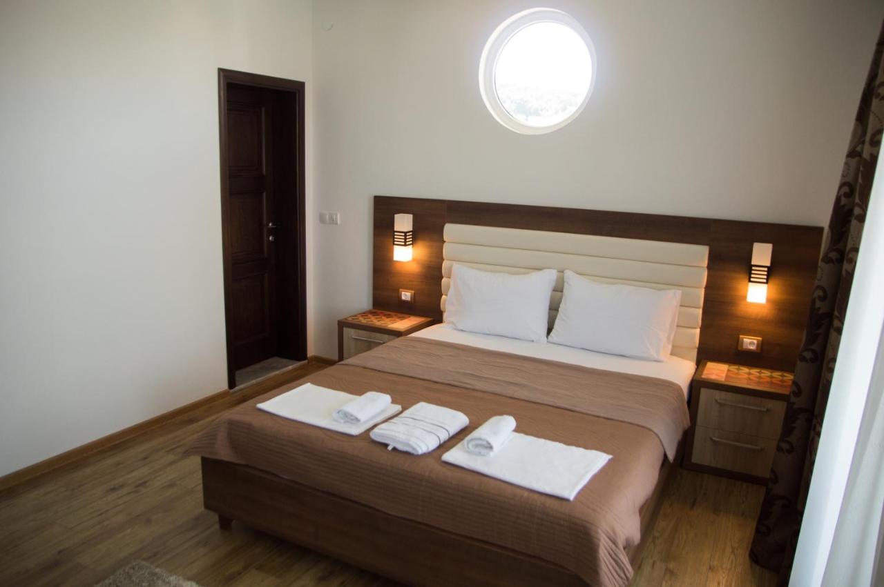 Chambre Lit Queen-Size - Vue sur Piscine