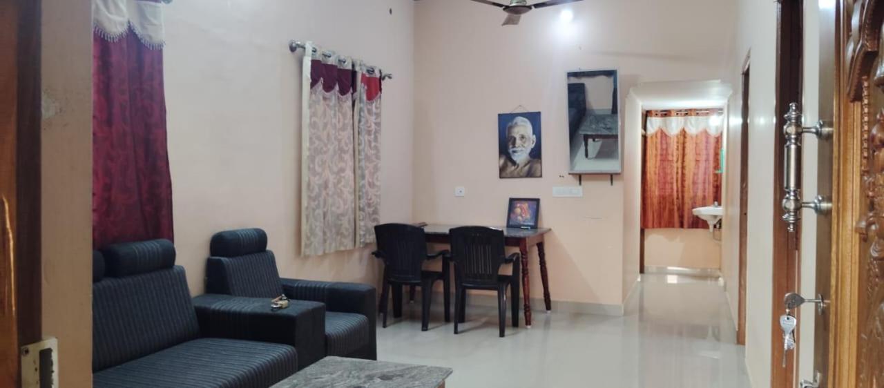 Moovendhar Illam - B&B