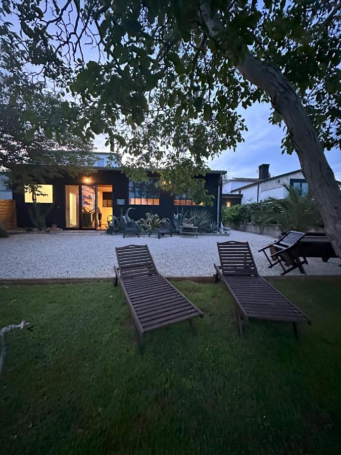 The BLACK HOUSE - Modern holiday home with garden,1500m from beach - B&B