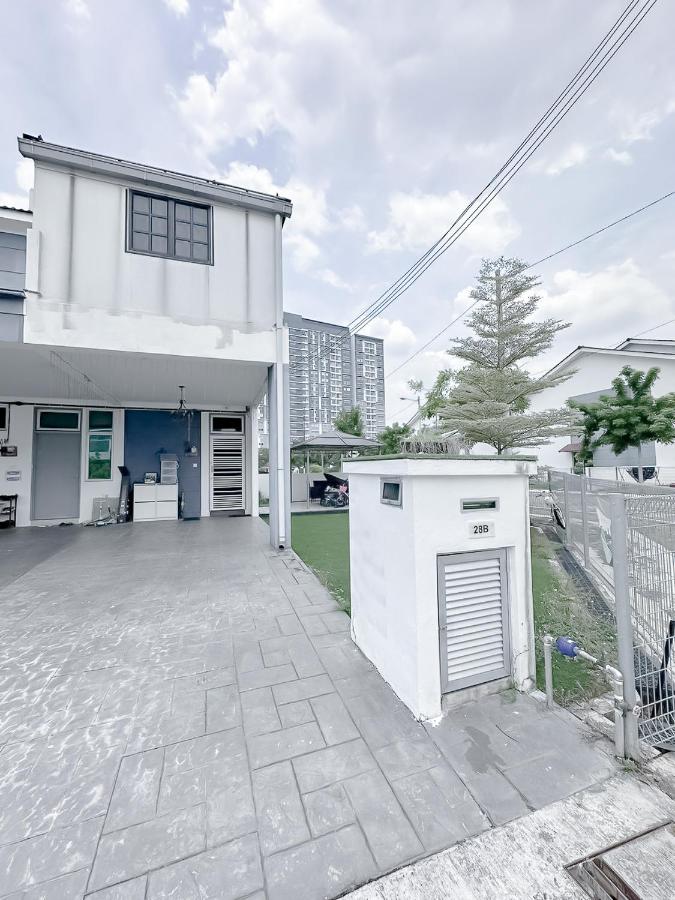 Homestay TNJ Puncak Alam - Bed and Breakfast