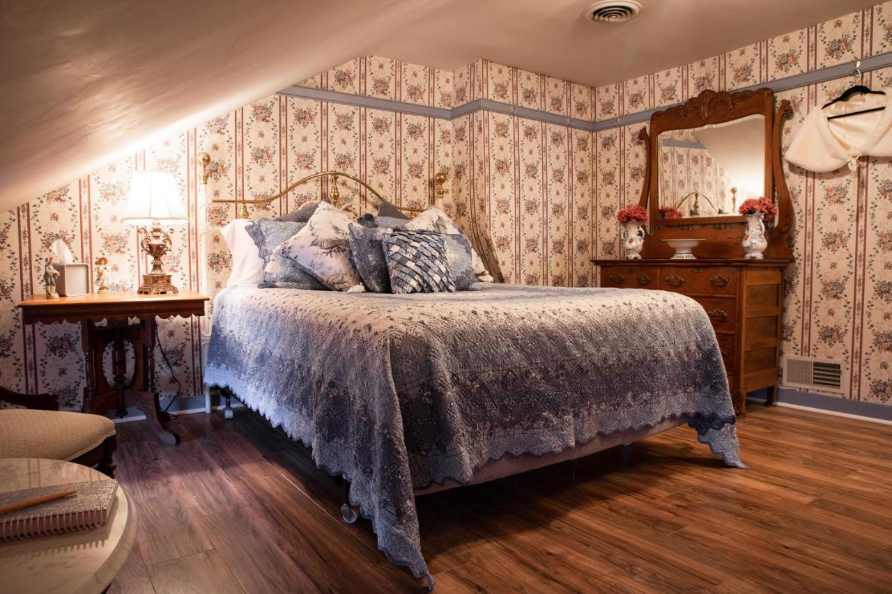 Queen Room with Garden View
