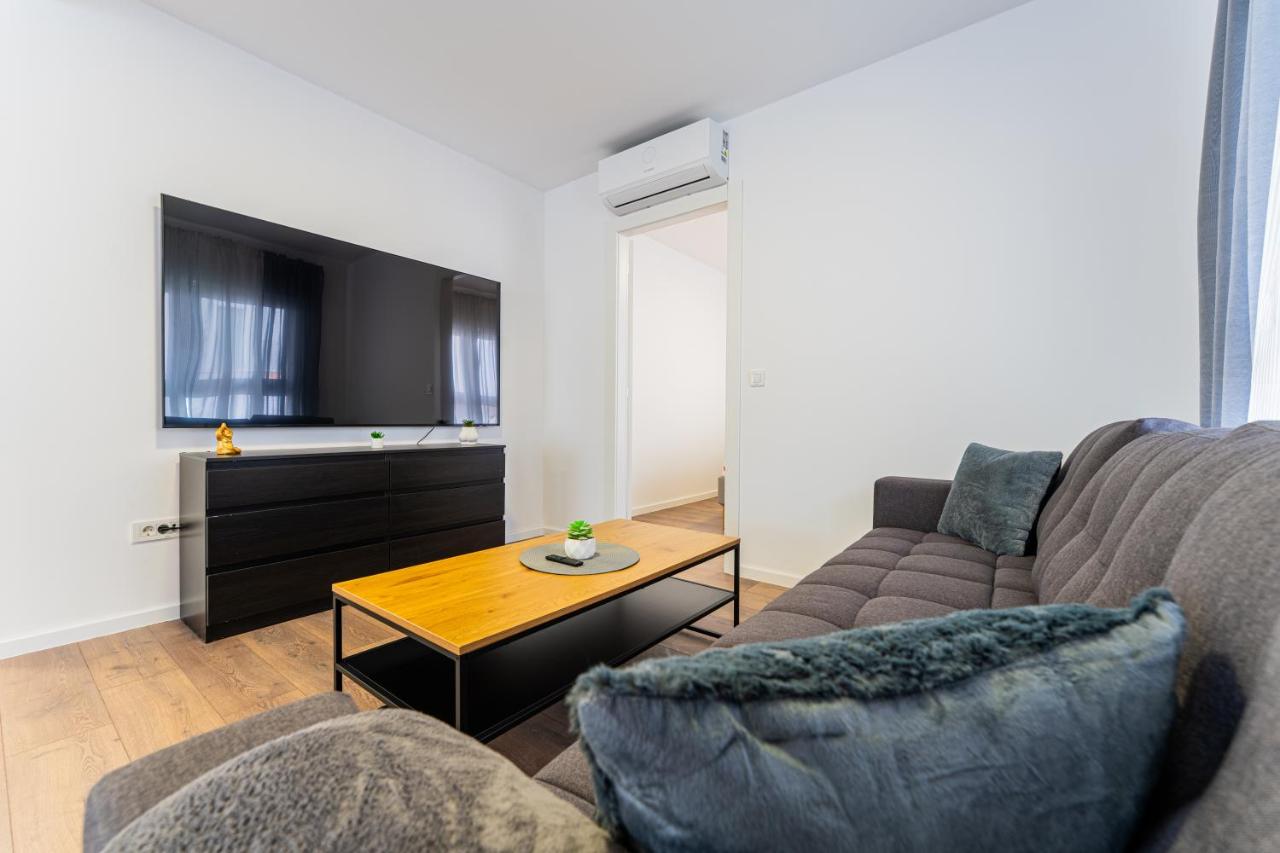 Flex SelfCheckIns 98 - Zagreb - 2 Bedrooms - Parking - Loggia - Chambres d’hôtes Velika Mlaka