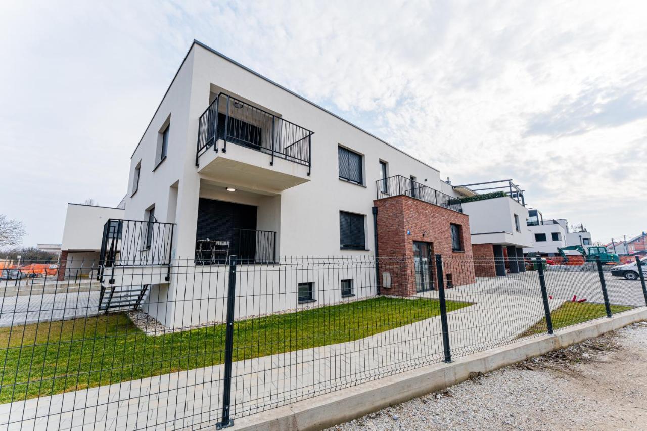 Flex SelfCheckIns 98 - Zagreb - 2 Bedrooms - Parking - Loggia - B&B Velika Mlaka