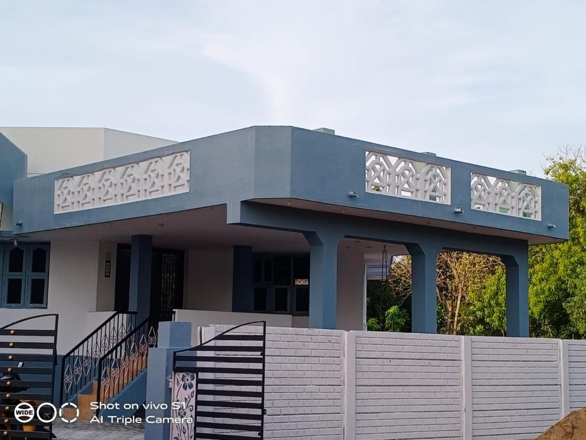Madura Homestay - Gorgeous Home with 2BHK 5 minutes from NH44 - Bed and Breakfast