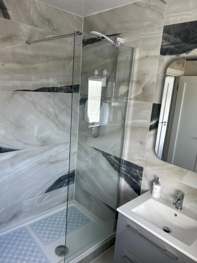 Chambre Lits Jumeaux Économique avec Salle de Bains Commune