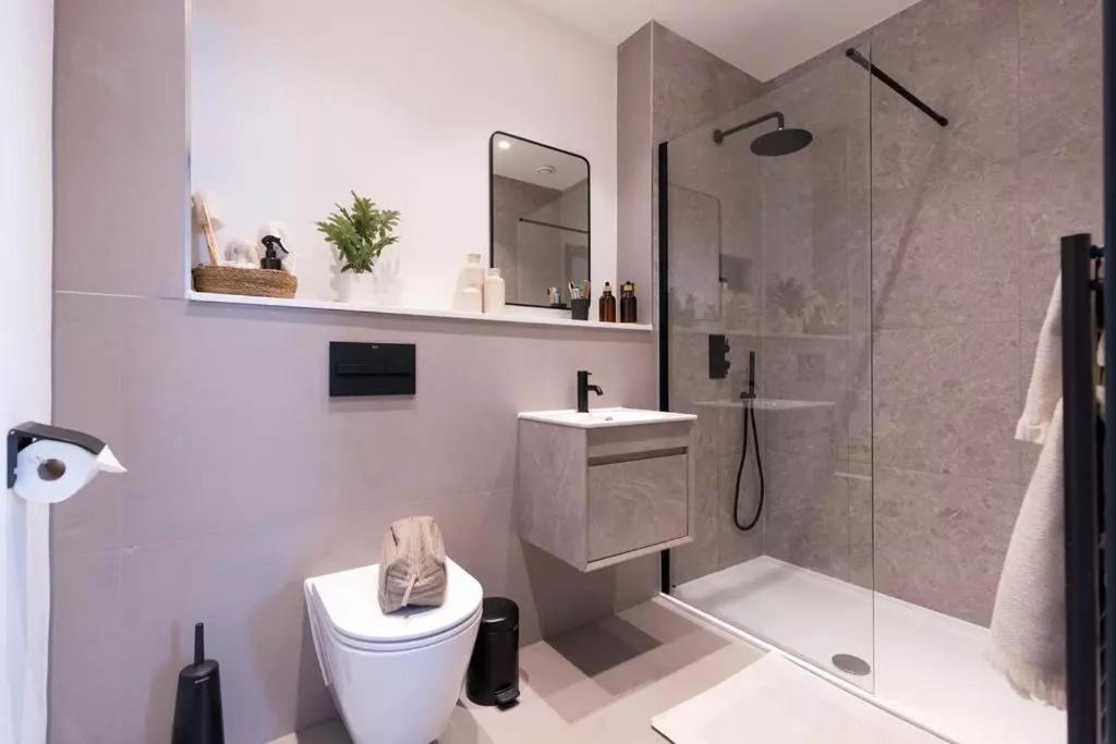 2 bed Luxury Apartment, Parking, Gym, Concierge - B&B