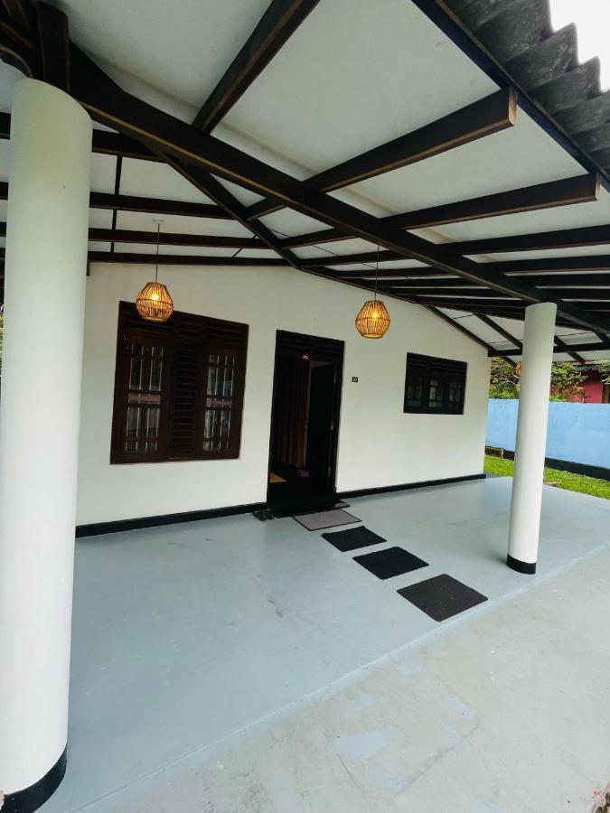 Pineapple Homestay - B&B Ahangama