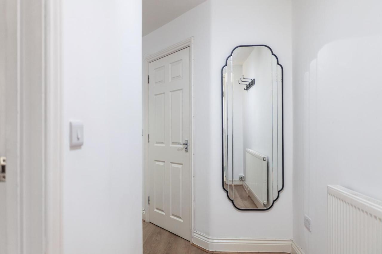 Arte Stays Serviced Houses Stratford - 3 Bedrooms 2 Bathrooms Houses London, Stratford, Maryland, Free Parking, Garden, Weekly or Monthly Stays - up to 8 guests - B&B Londra