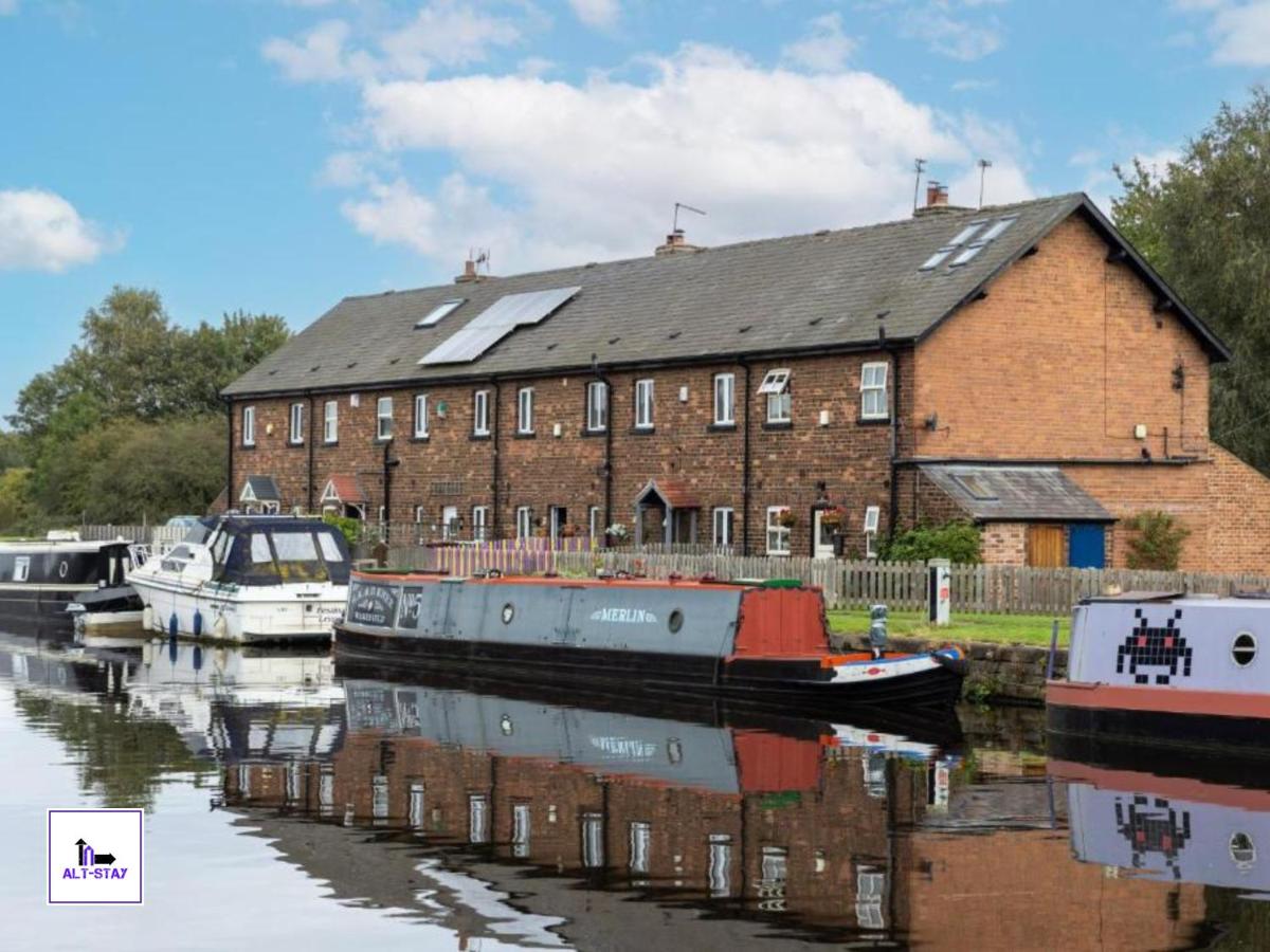 Calder Row by Alt-Stay Contractor Accommodation - 3 Bed Canal Side Contractor Home With Parking, Wi-Fi & Full Kitchen - Ideal For Long stays - B&B Wakefield