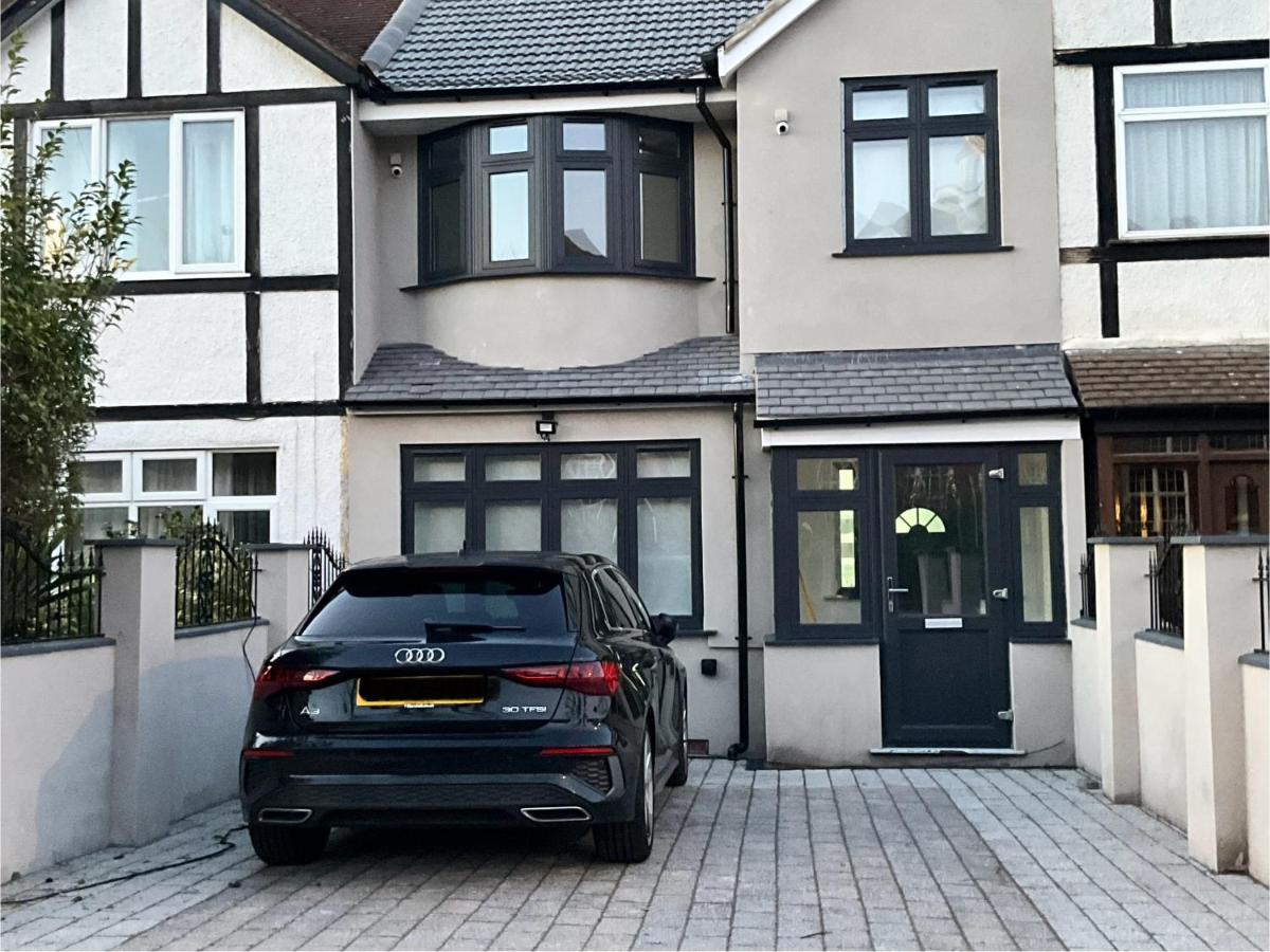 Private Rooms with En-suite Bus Stop Outside - East Croydon Tain Station 10 Mins Away - B&B