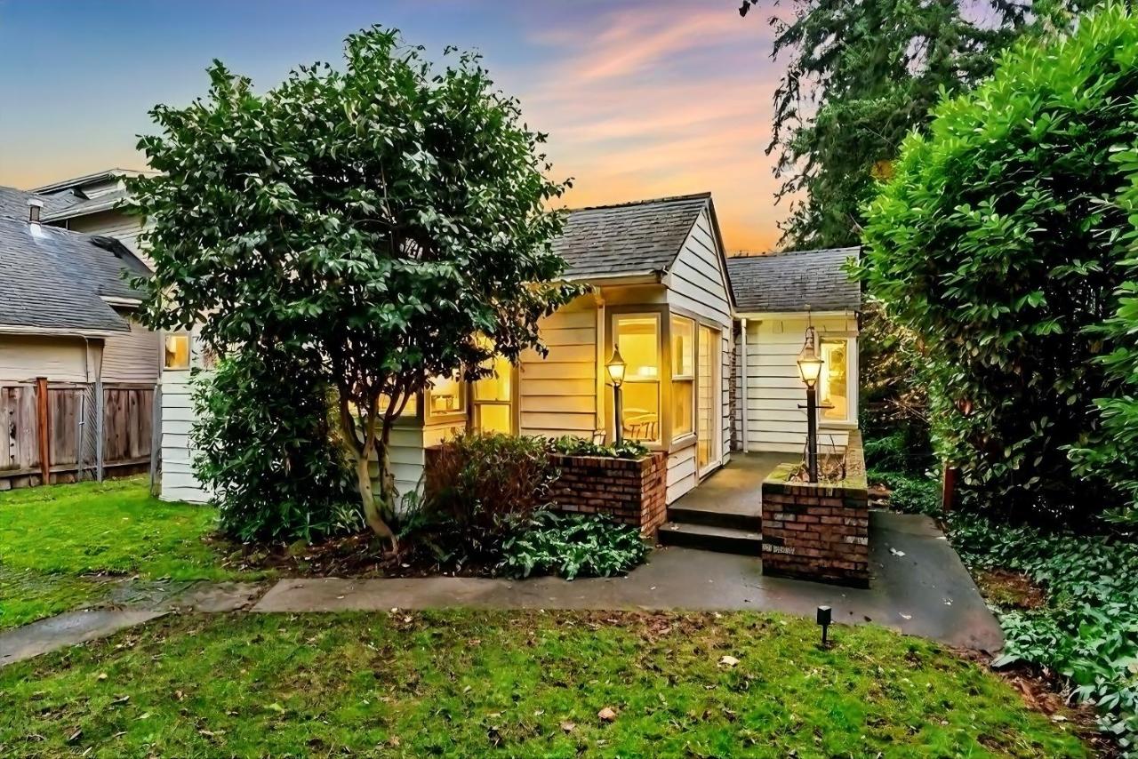 Cozy Lakeview Retreat in Seattle - B&B