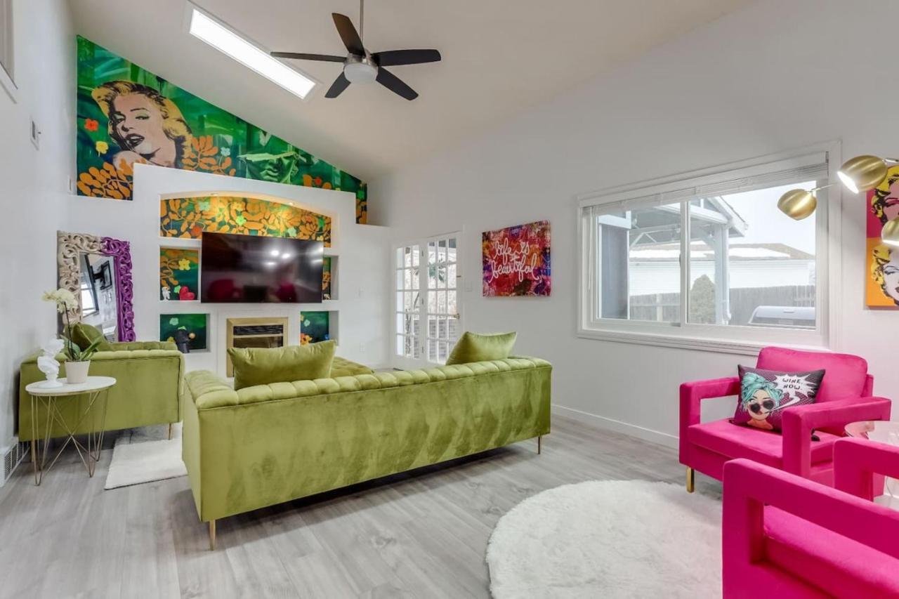 Pop Art Oasis with Karaoke Mini Golf Hot Tub and Pool - Bed and Breakfast Arvada
