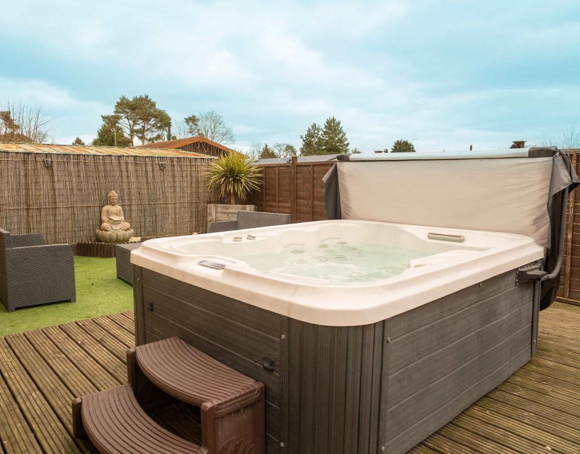 Nualas Lodge Private Hot Tub Escape - B&B Wilberfoss