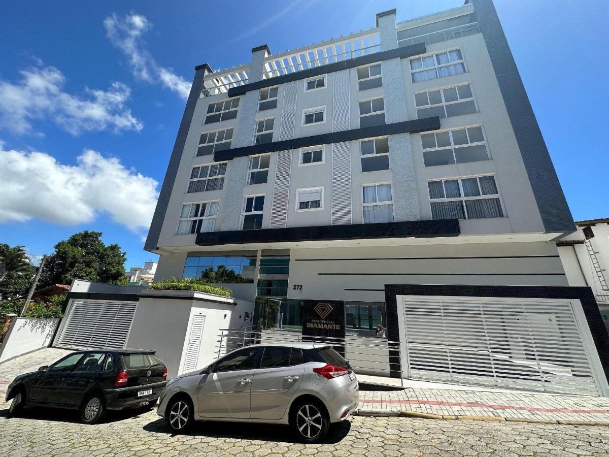 Apto 2 suites a poucos passos da av. principal. - B&B