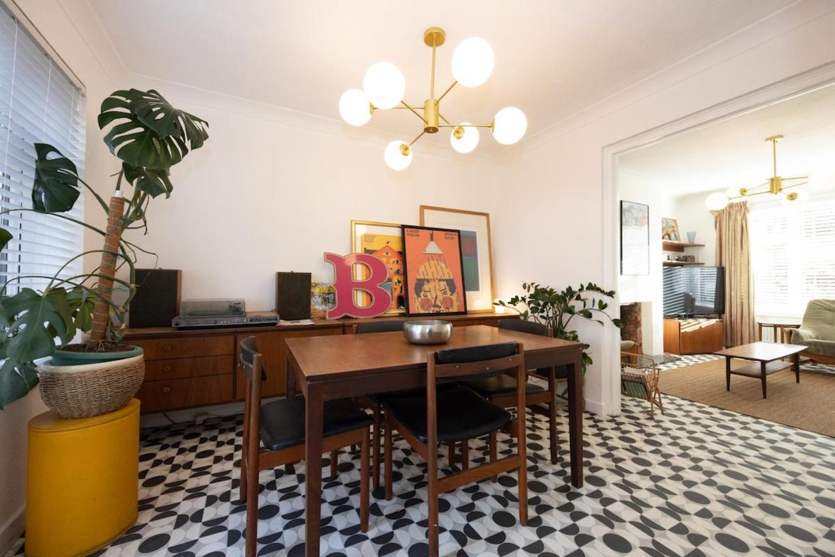 Cosy mid century Stockport with views, dog walks, woodburner - B&B Woodley