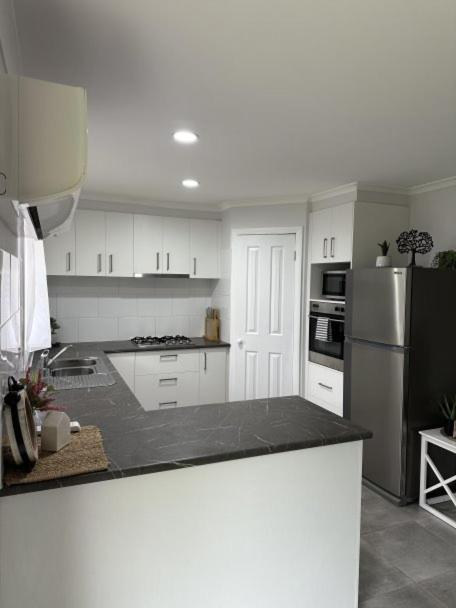 Lbarza Family Friendly 3BR with backyard & single garage near Hospitals & Sporting grounds - B&B Shepparton