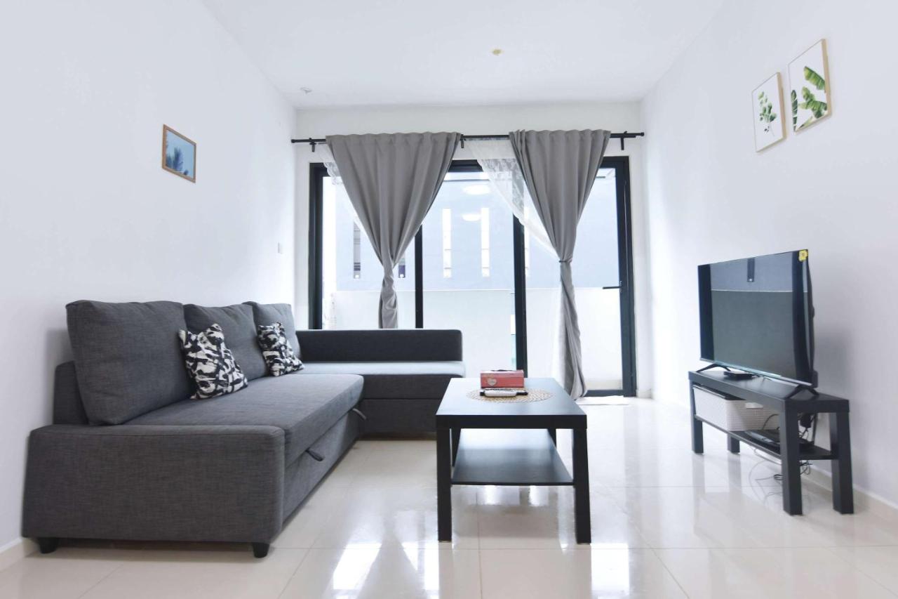 Chic Suasana JB Suite Cozy Stay with Balcony - Chambres d’hôtes
