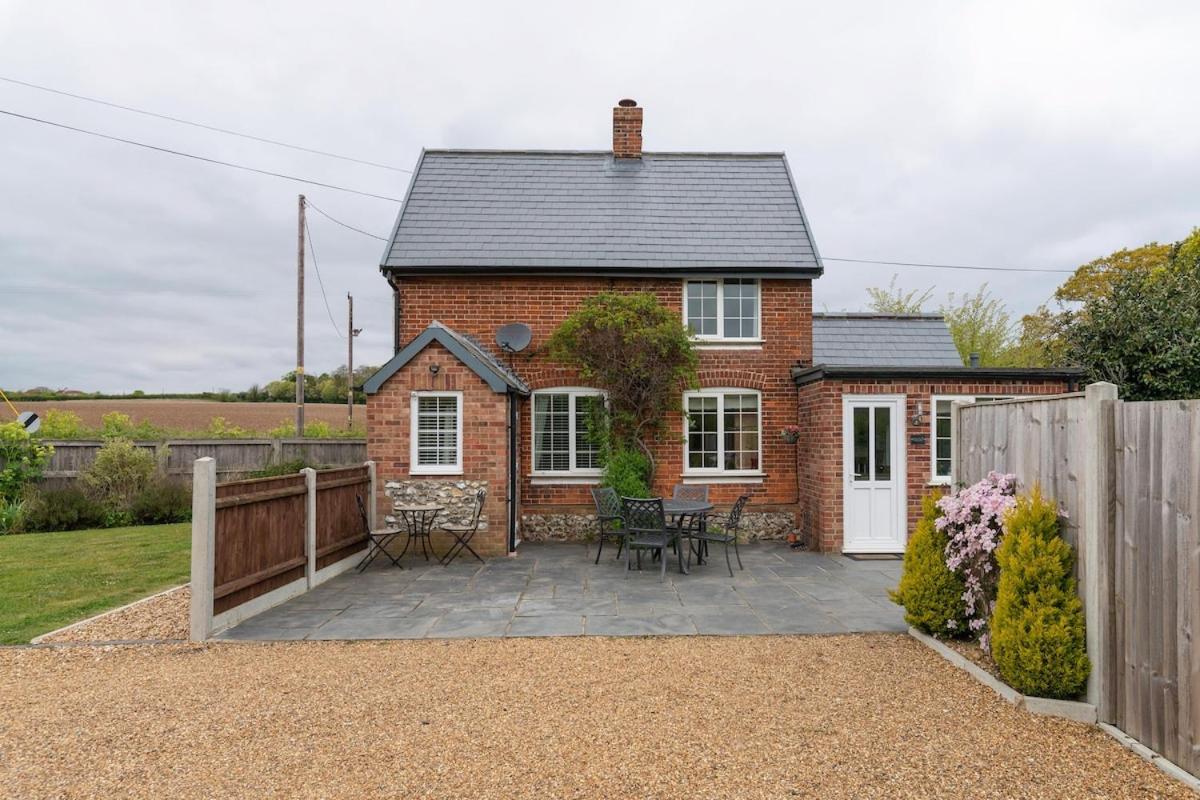 The Old Railway cottage with hot tub - Chambres d’hôtes