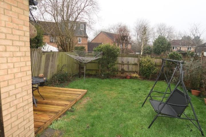 Cozy 3 Bedroom Home with Garden & Free Parking - Milton Keynes - Chambres d’hôtes