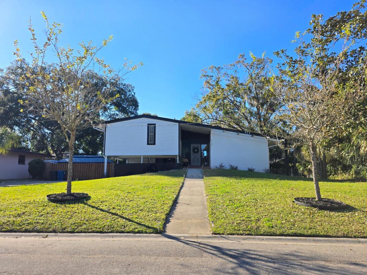 904 Nomads Nest Mid-Century modern entertainment home with cabin vibes, 2 MEGA gamerooms, pingpong, pooltable, gym, patio - Chambres d'hôtes Jacksonville