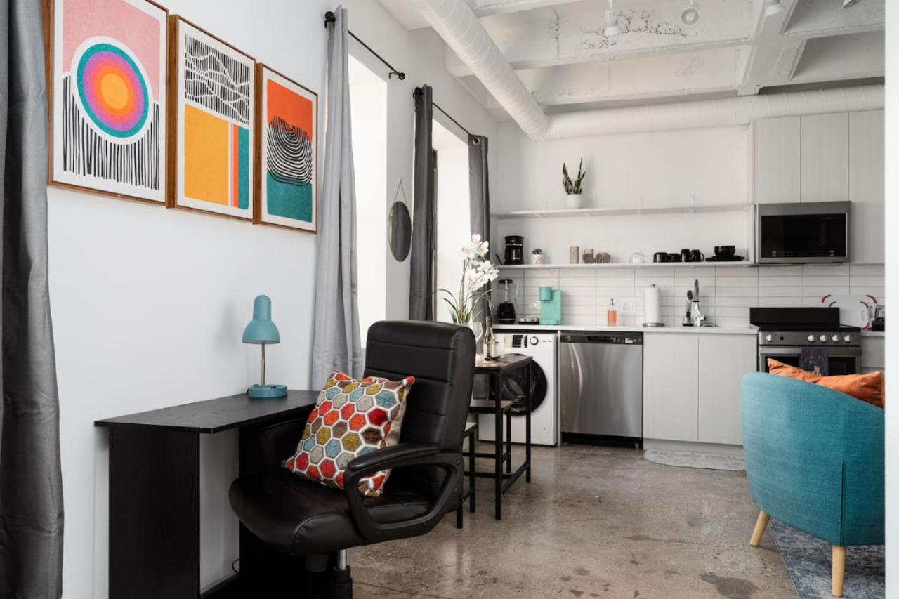 Sunny Modern Loft Montrose Beach Rooftop WFH Gym - B&B Chicago