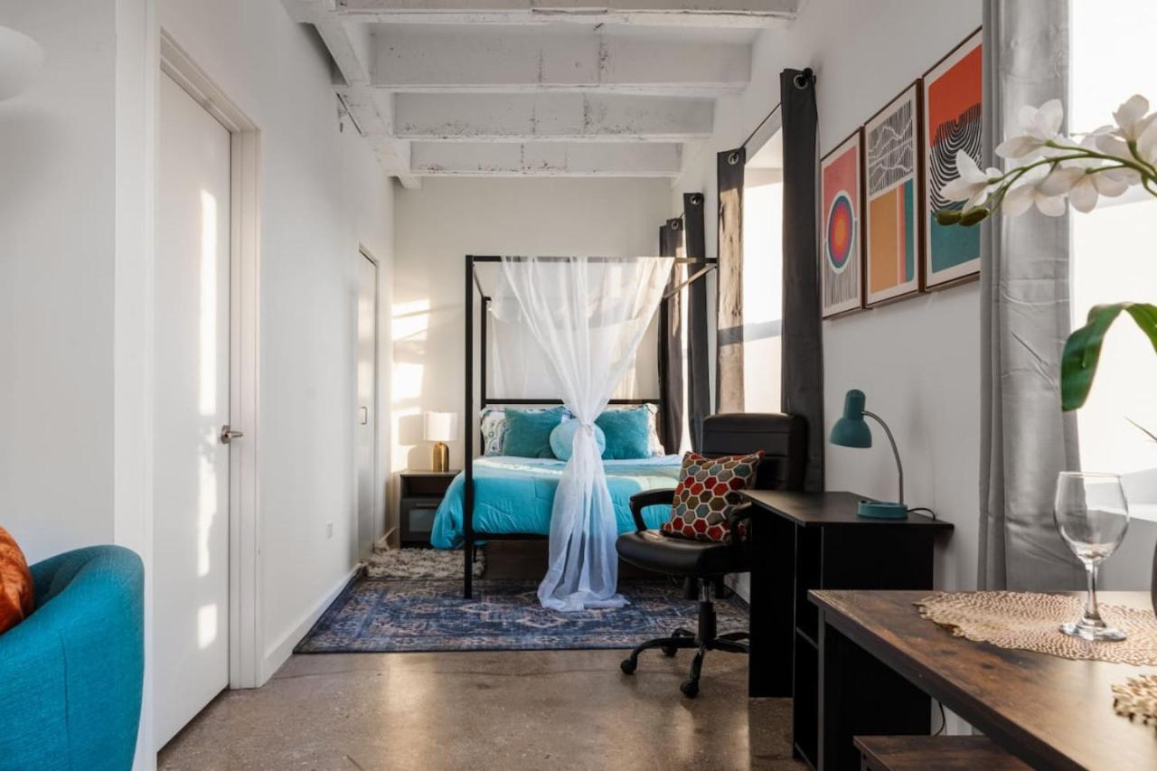 Sunny Modern Loft Montrose Beach Rooftop WFH Gym - B&B Chicago