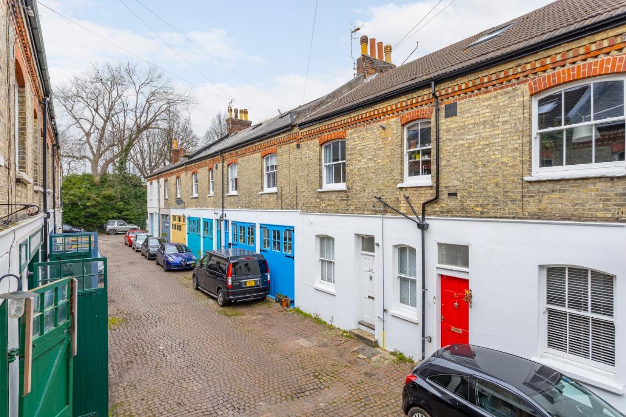 Cambridge Grove- Cosy Two Bed Mews - With Parking - Bed and Breakfast