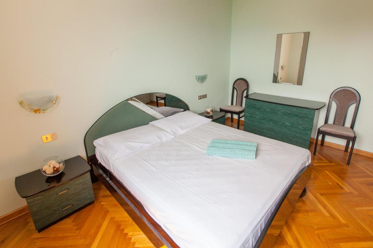 One-Bedroom Apartment with Sofa Bed (4 Adults)