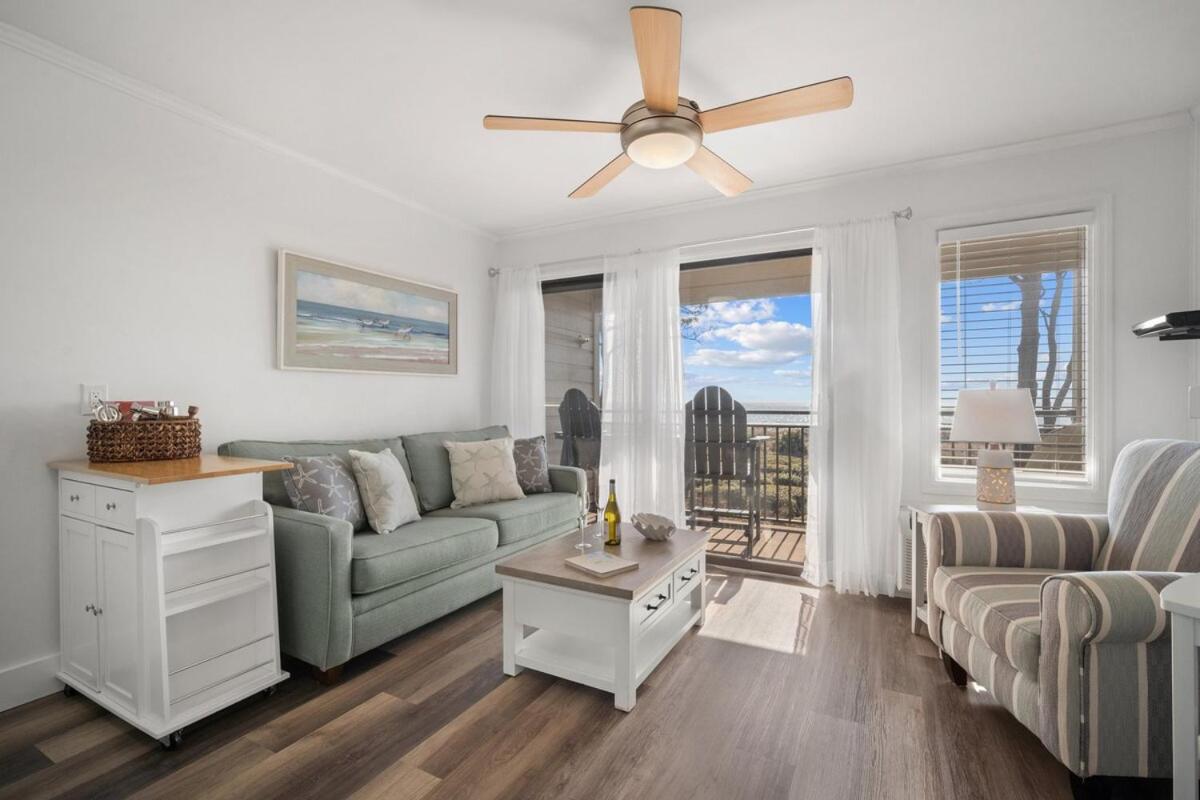 Ocean Front Condo with Private Water Front Balcony - Bed and Breakfast