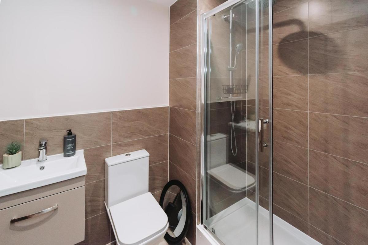 2 Bed 2 Bath Apartment Close to City Ctre Sleeps 5 -Free Parking - B&B