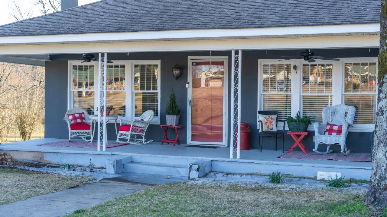 Historic Farmhouse Retreat with Animal Encounters - B&B