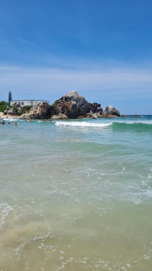 Casa ampla com 3 quartos com ar condicionado a 50mts da praia - Chambres d’hôtes São Francisco do Sul