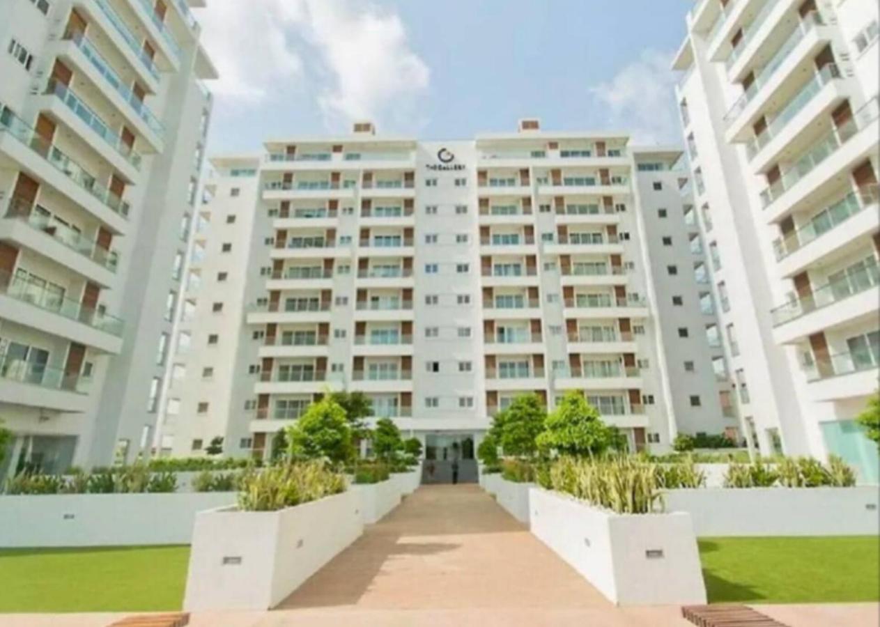 Chic 1BR Apt with Pool, High-speed Internet at The Gallery, 10 mins from Airport, 5mins from Major Restaurants and Malls - B&B