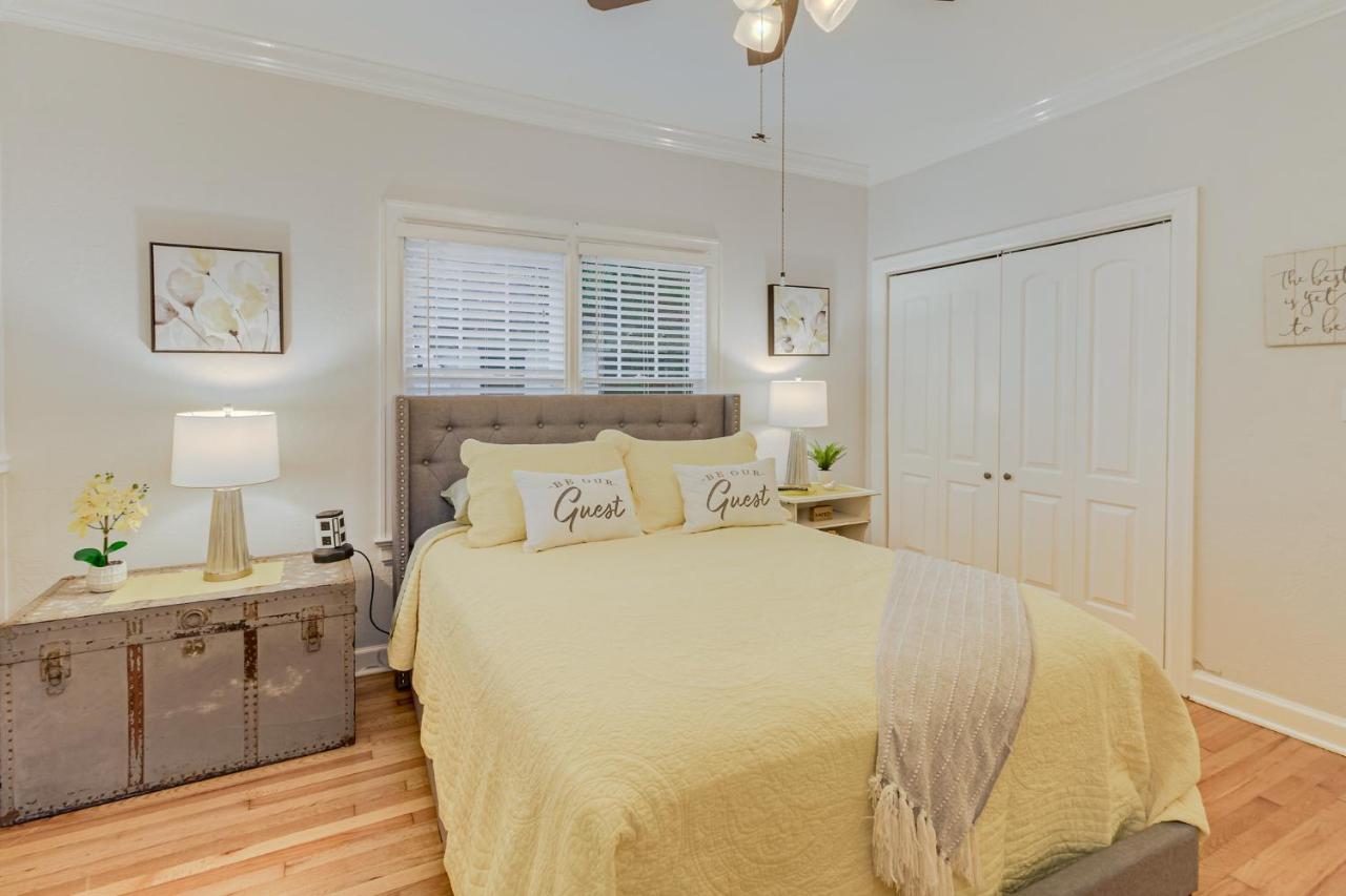 Luxury 3BR Lake Morton Bungalow Walk to Downtown! - Chambres d’hôtes Lakeland