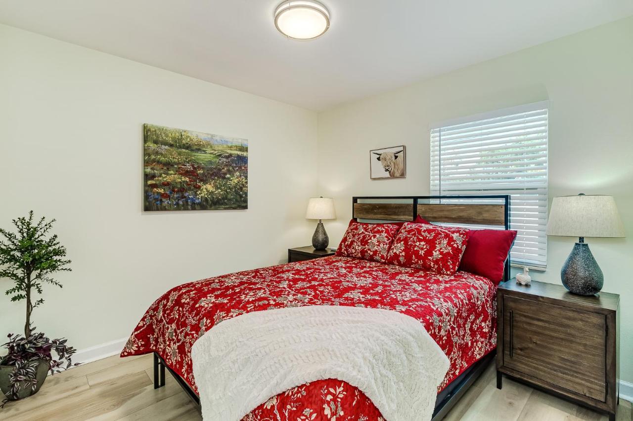 Art Deco 3/2 Newly Remodelled near Disney and I4 - B&B