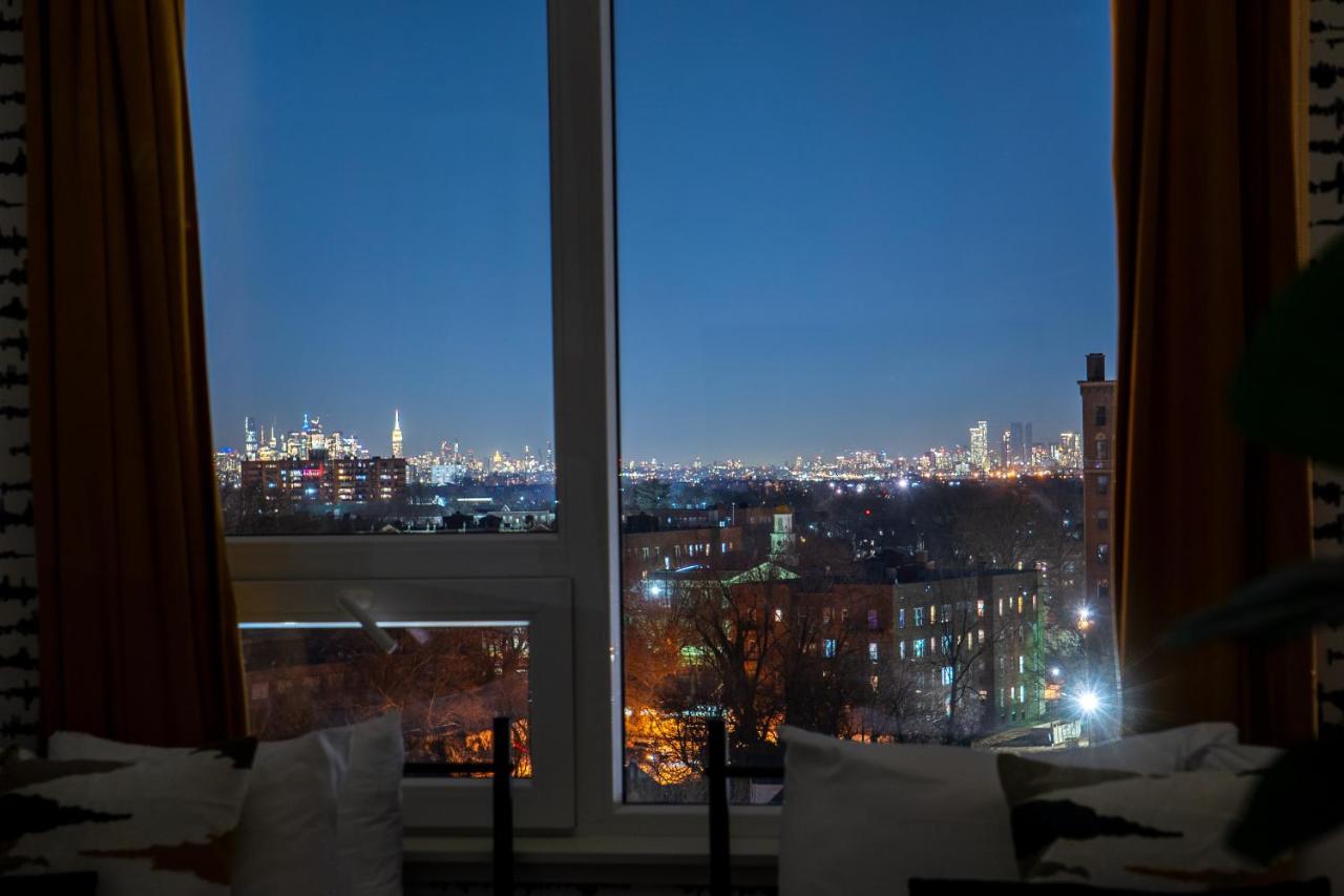 Bright and Bold Escape with NYC Views and Free Parking, Sleeps 9 and 2 Baths - B&B Newark