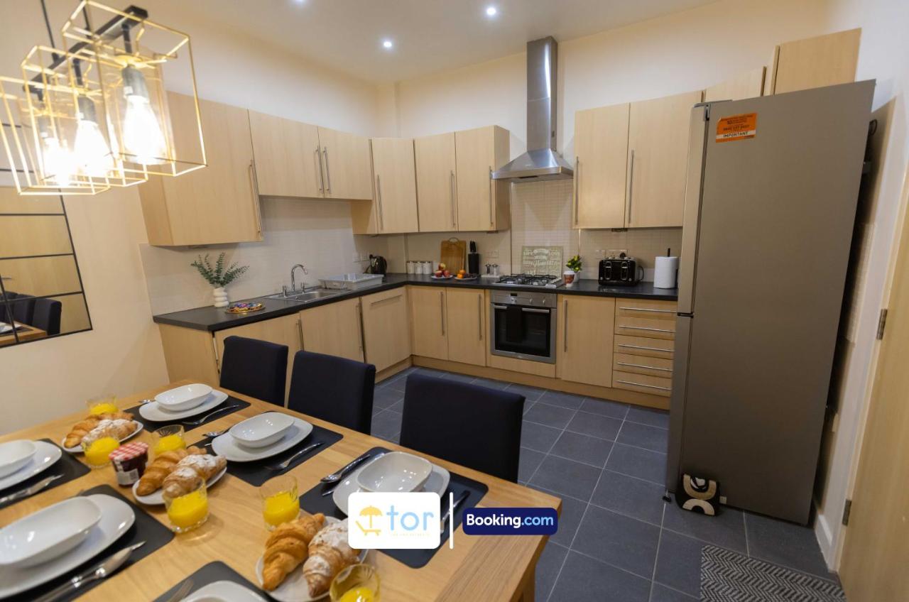 Large 2 Bedroom Apartment By The One Retreats Short Lets & Serviced Accommodation Horley Close To Gatwick Airport - Chambres d'hôtes Horley